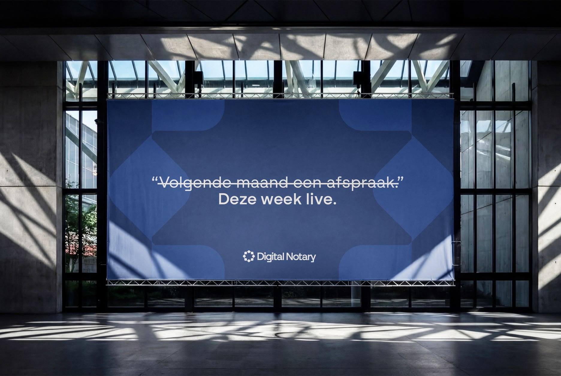 Digital Notary: banner in een hal met “Deze week live.”