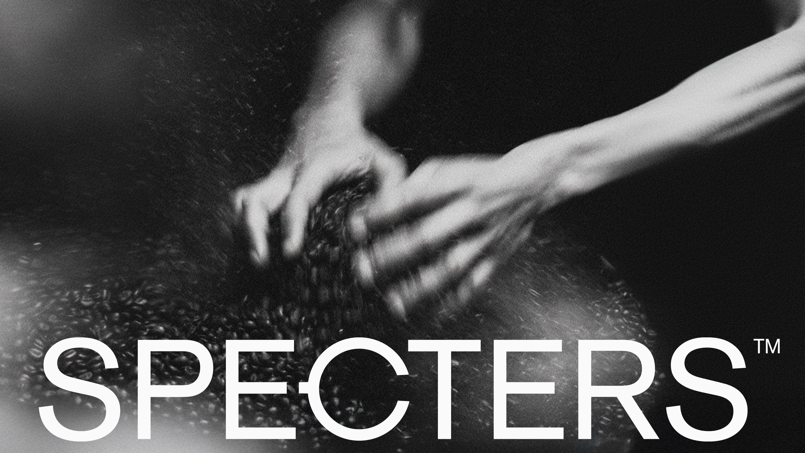 Specters: woordmerk over handen in koffiebonen