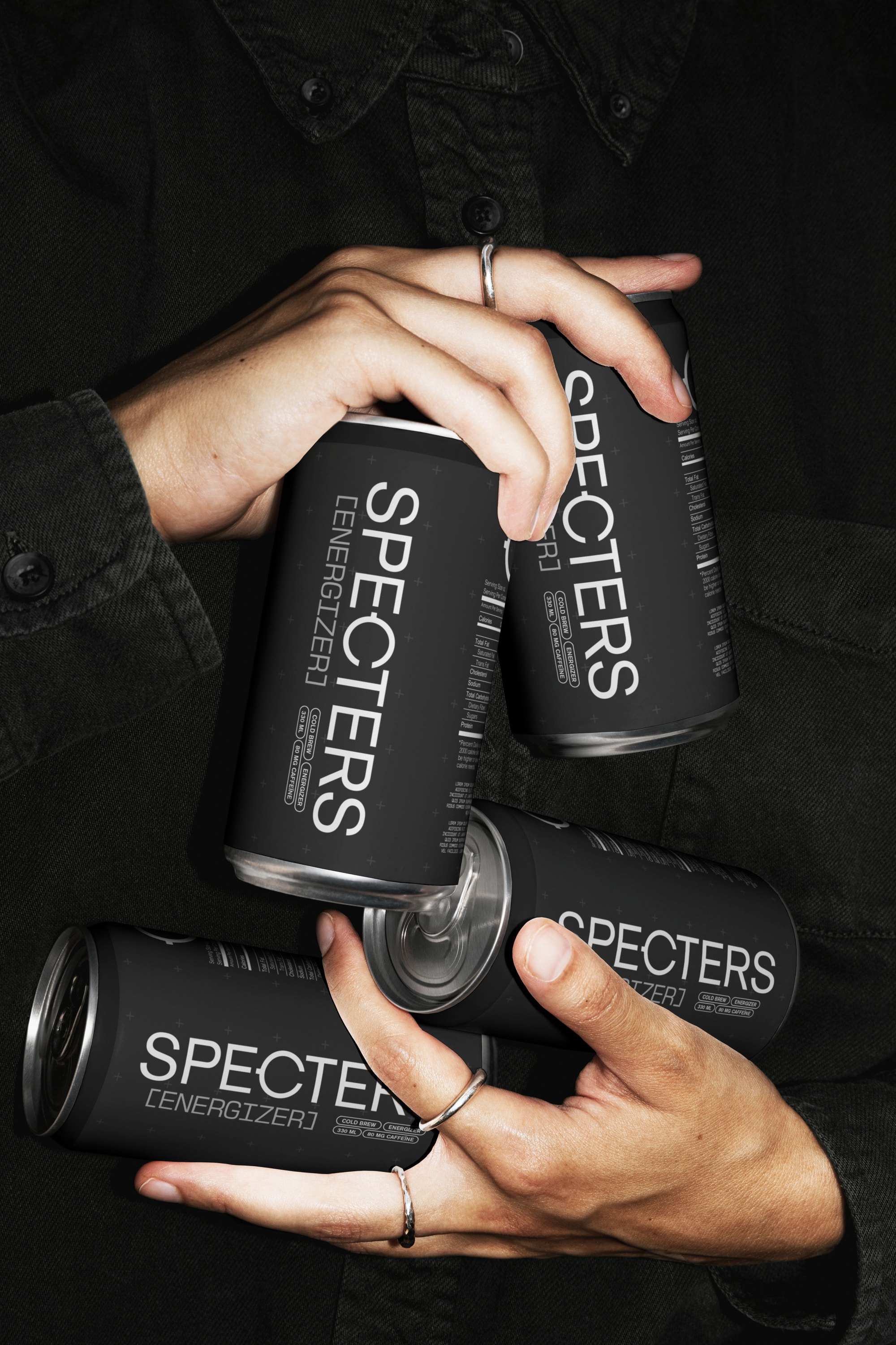 Specters: handen met Energizer-blikken