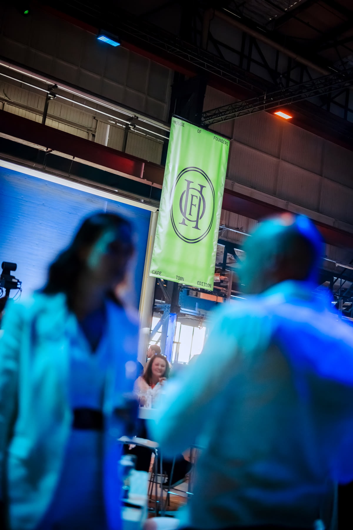 House of Founders: een spreker op het event, met de banner erachter