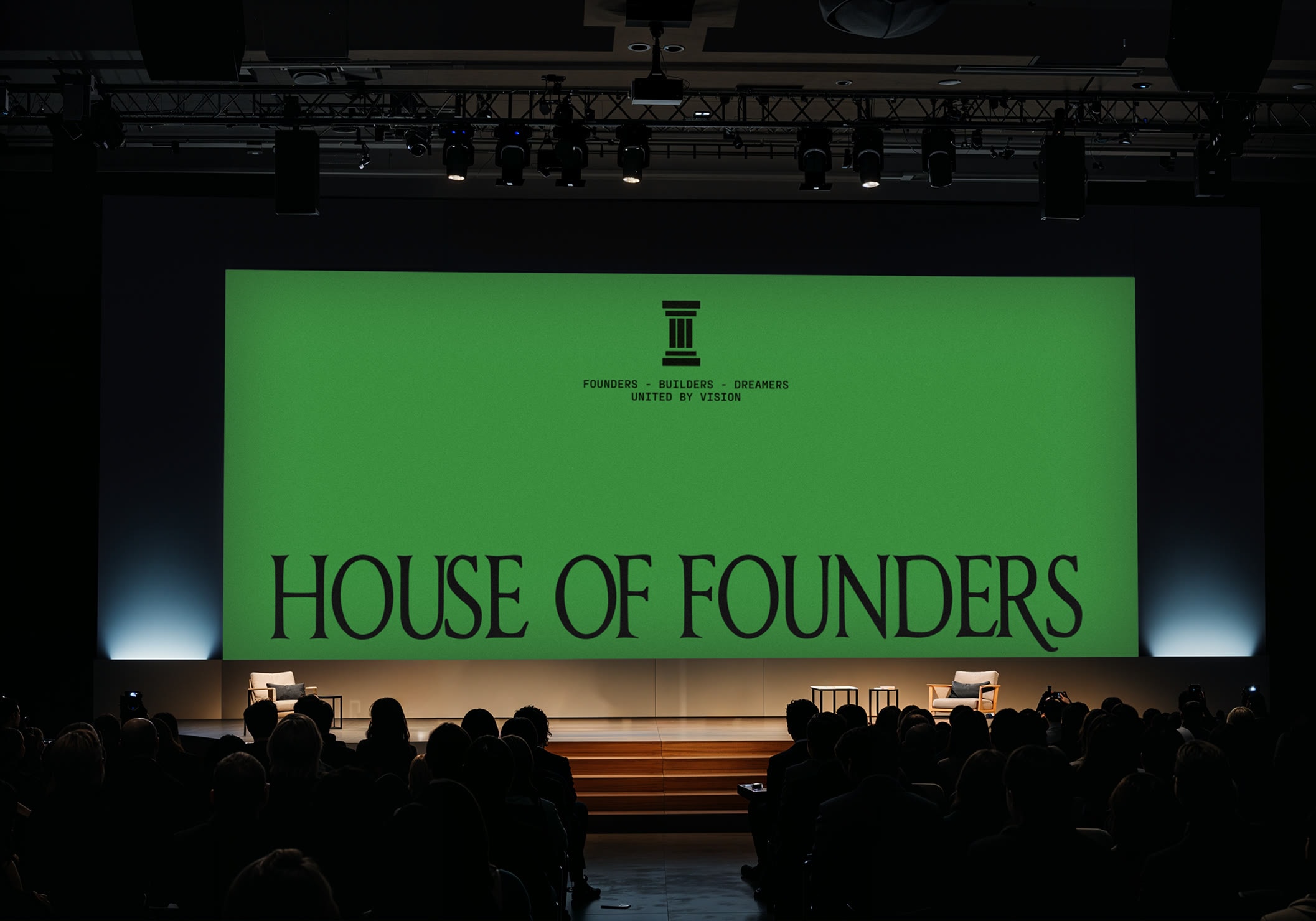 House of Founders: het podium met het merk op het grote scherm