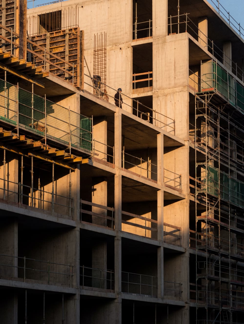 Betonnen hoogbouw in aanbouw, in het avondlicht