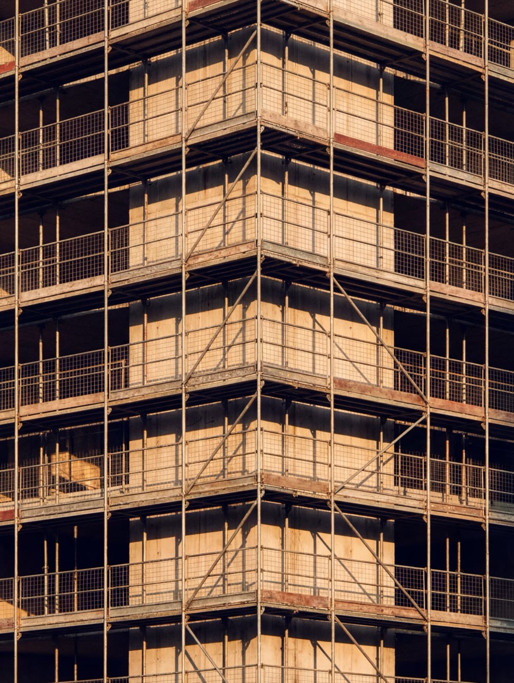 Steigers langs de gevel van een hoogbouwproject